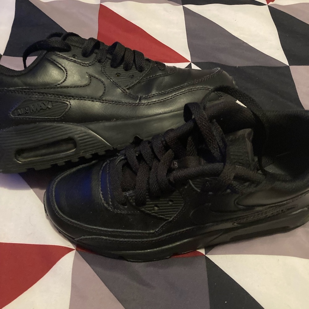 Used kids size 3.5 Nike air max black